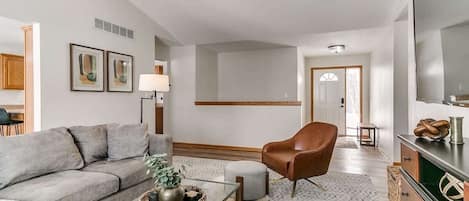 Fernseher, Bücher, Arbeitsbereiche