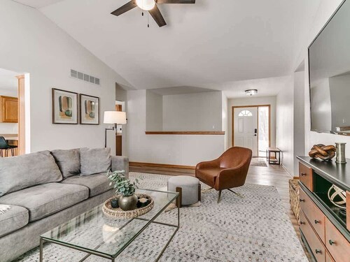 5 Bed 2 Bath/Modern Large Home