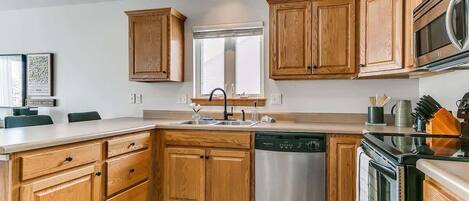 Kühlschrank, Wasserkocher mit Kaffee-/Teezubehör