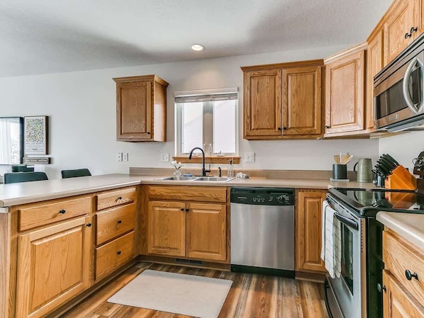 Kühlschrank, Wasserkocher mit Kaffee-/Teezubehör