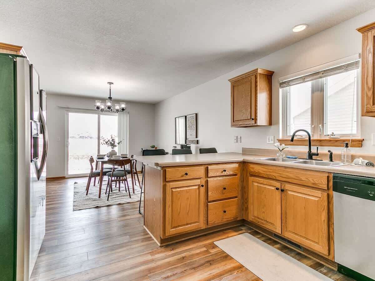 Kylskåp, kaffe- och tebryggare och grytor/köksredskap