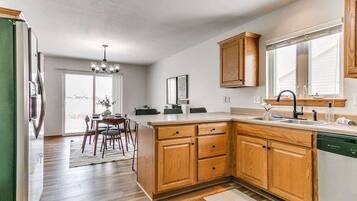 Geladeira, cafeteira/chaleira, talheres/pratos/utensílios de cozinha