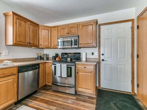 Refrigerador, cafetera/tetera, utensilios de cocina