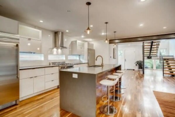 Frigorífico, microondas, horno y placa de cocina