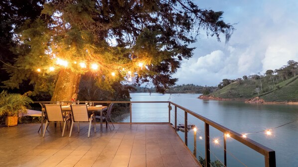 Outdoor dining - Cottage on the Lake:Private Cabin with Jacuzzi in Guatapé, near Piedra del Peñol (Peñol)