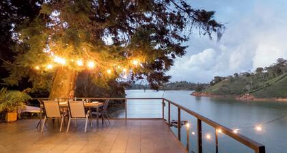 Cottage on the Lake:Private Cabin with Jacuzzi in Guatapé, near Piedra del Peñol