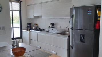 Frigorífico, microondas, placa de cocina y cafetera o tetera