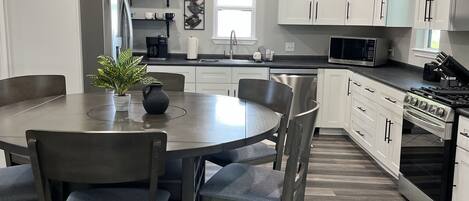 Frigorífic, microones, forn i placa de cuina