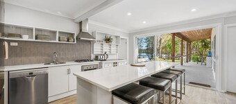 Mirror Bay - 6 bedroom holiday home with water view