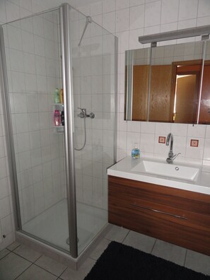 Shower, hair dryer, towels, soap - 2 Bedroom Apartment in Ummanz (Ummanz)