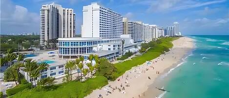 在海滩、沙滩椅、沙滩毛巾