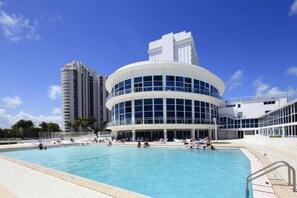 Outdoor pool - BEACHFRONT CONDO-HOTEL bayview with free parking (Miami)
