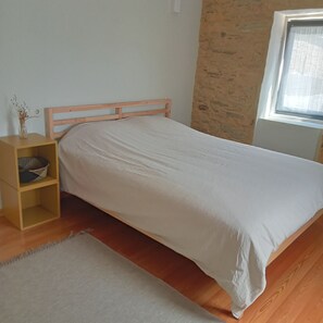 4 bedrooms, travel crib, WiFi, bed sheets - Casa do Faval. Quinta com Piscina à Beira-rio (Paredes)