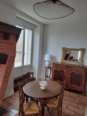 Dining - Appartement 1er Étage Escalier Ext. Endroit Silencieux Bordure D'un Bois (Labécède-Lauragais)