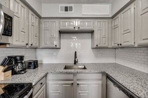 Fridge, microwave, oven, stovetop - I47 – World Cup Stay - 18 min to AT&T - Sleeps 2 - Public Transit (Irving)