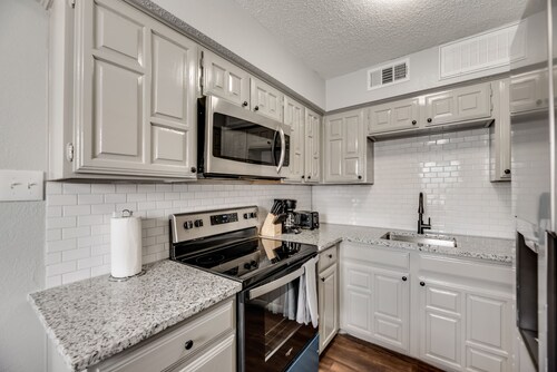 I47 – World Cup Stay - 18 min to AT&T - Sleeps 2 - Public Transit