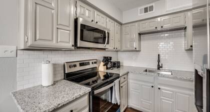 I47 – World Cup Stay - 18 min to AT&T - Sleeps 2 - Public Transit