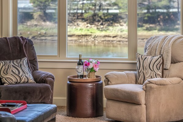 Smart TV, fireplace - Seaside Riverfront Condo (Seaside)