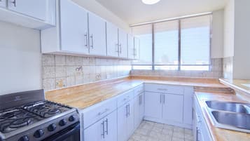 Fridge, oven, coffee/tea maker, cookware/dishes/utensils