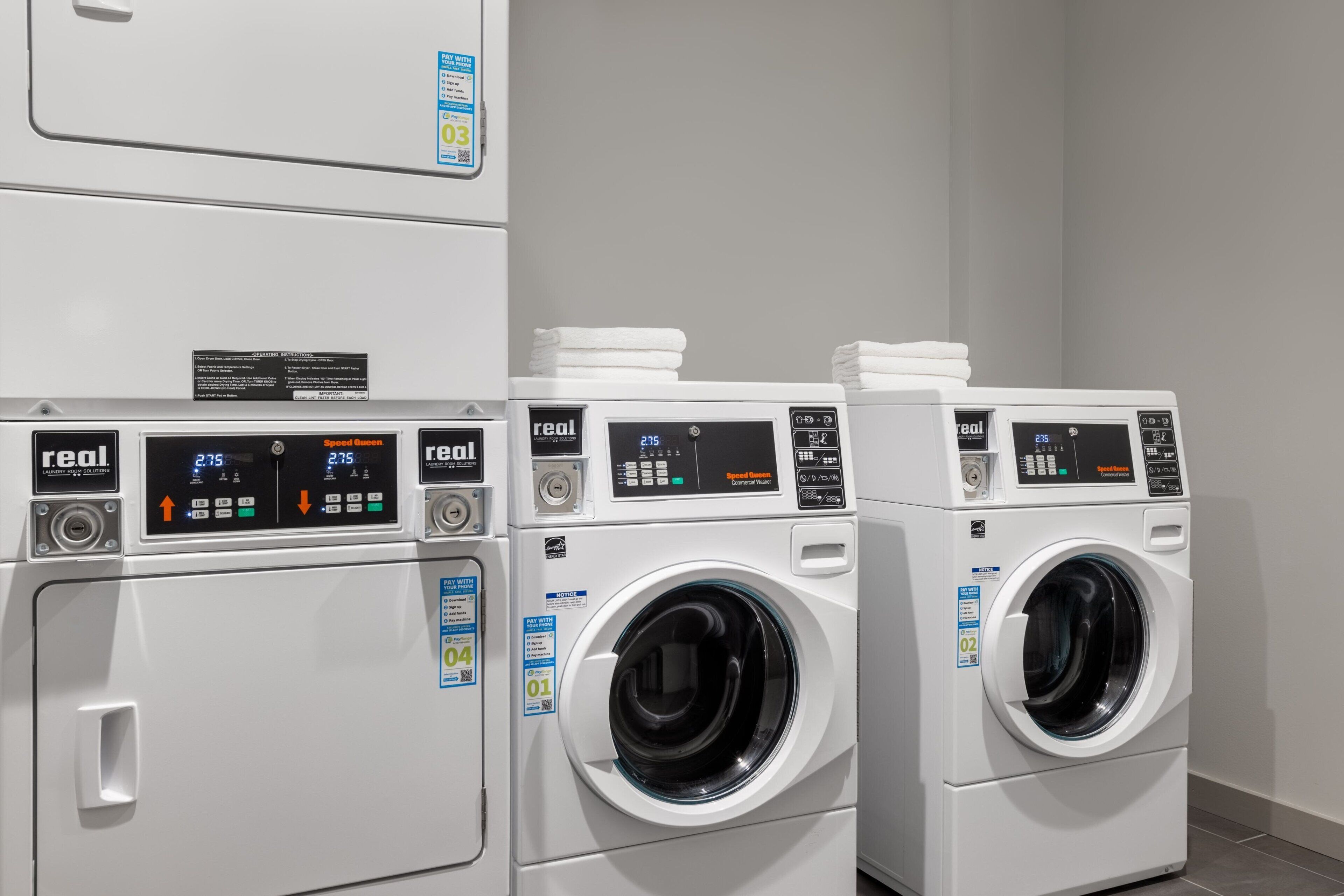 Een rij Real wasmachines in een wasserij.