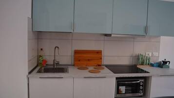 Frigorifero, forno, piano cottura, pentole/stoviglie/utensili