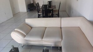 Living area - max 10 min drive to beaches , airport & centrum. 3 min walk to carnival route. (Willemstad)