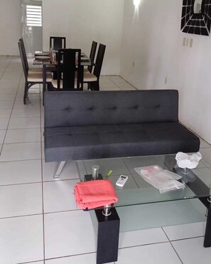 Interior - max 10 min drive to beaches , airport & centrum. 3 min walk to carnival route. (Willemstad)