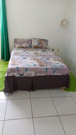 2 bedrooms, WiFi, bed sheets - max 10 min drive to beaches , airport & centrum. 3 min walk to carnival route. (Willemstad)