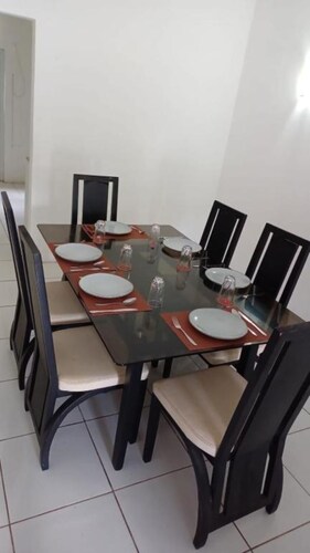 max 10 min drive to beaches , airport & centrum. 3 min walk to carnival route.