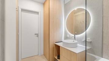 Ilmaiset hygieniatuotteet, hiustenkuivaaja, pyyhkeet, saippua