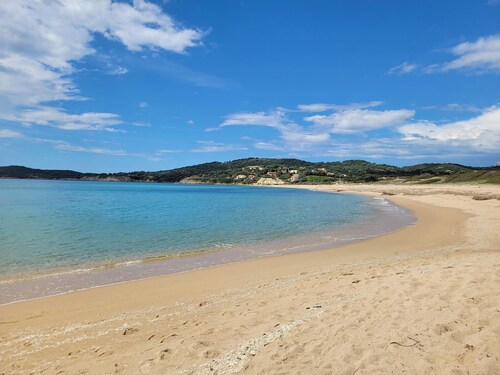 superbe appartement traversant de type F3 avec jardin fleuri à 5 min de la plage