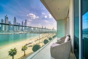 Apartment - Beach Access Serene Balcony in Emaar Beachfront (Dubai)
