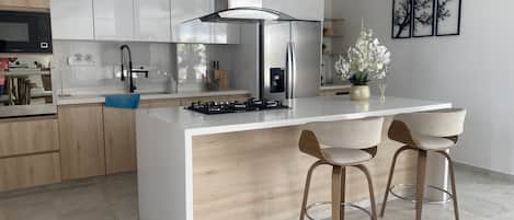 冰箱、微波炉、烤箱、炉灶