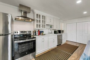 雪櫃、微波爐、焗爐、爐具