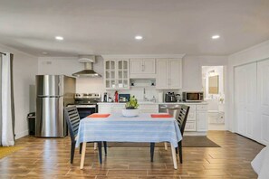 雪櫃、微波爐、焗爐、爐具