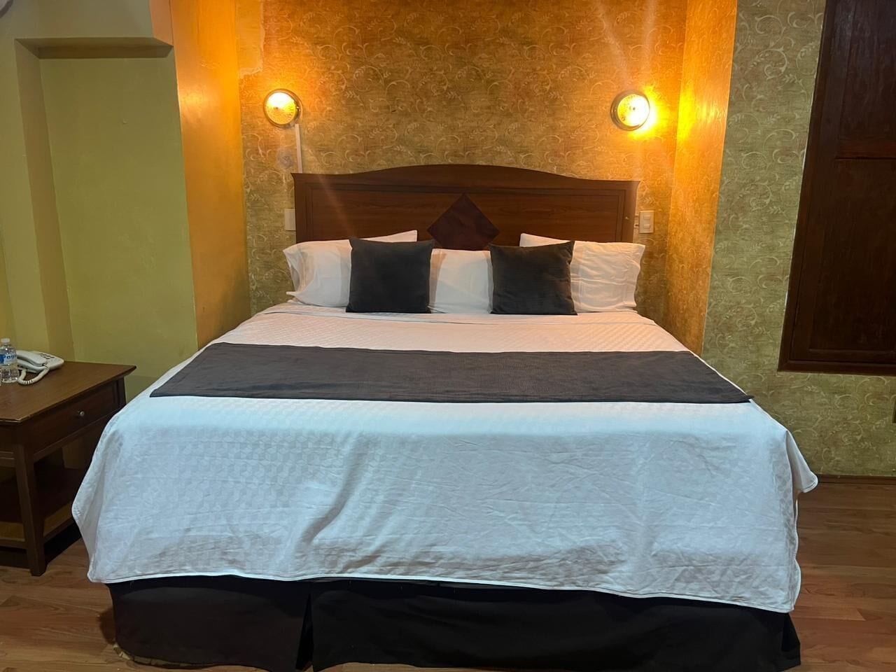 Coffres-forts dans les chambres, Wi-Fi gratuit, draps fournis
