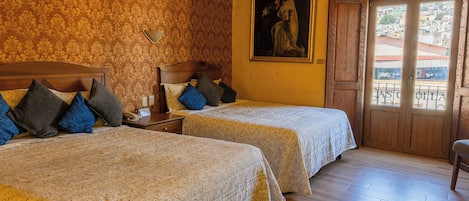 Chambre quadruple supérieure | Coffre-fort, accès au Wi-Fi (inclus), literie fournie