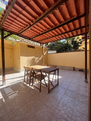 Outdoor dining - 2 bedroom apartment in naples (Napoli)