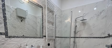 Toalhas de banho, sabonete, papel higiênico