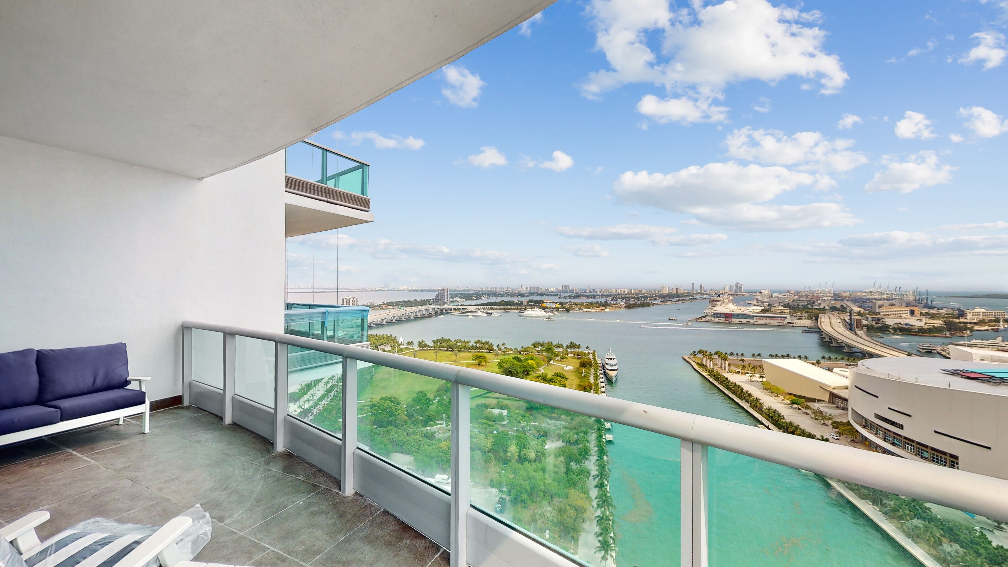 Downtown Miami - Luxury 2 Bdrm/3.5 Bath condo with Amazing Bay Views.  