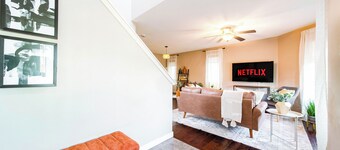 4BDRM Chic Home - King Bed - BBQ - Garage - WiFi