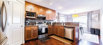 4BDRM Chic Home - King Bed - BBQ - Garage - WiFi