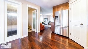 Interior - 4BDRM Chic Home - King Bed - BBQ - Garage - WiFi (Edmonton)