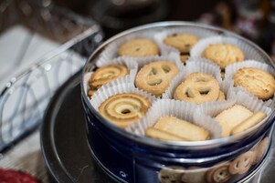 Um recipiente com diversos biscoitos em embalagens de papel.