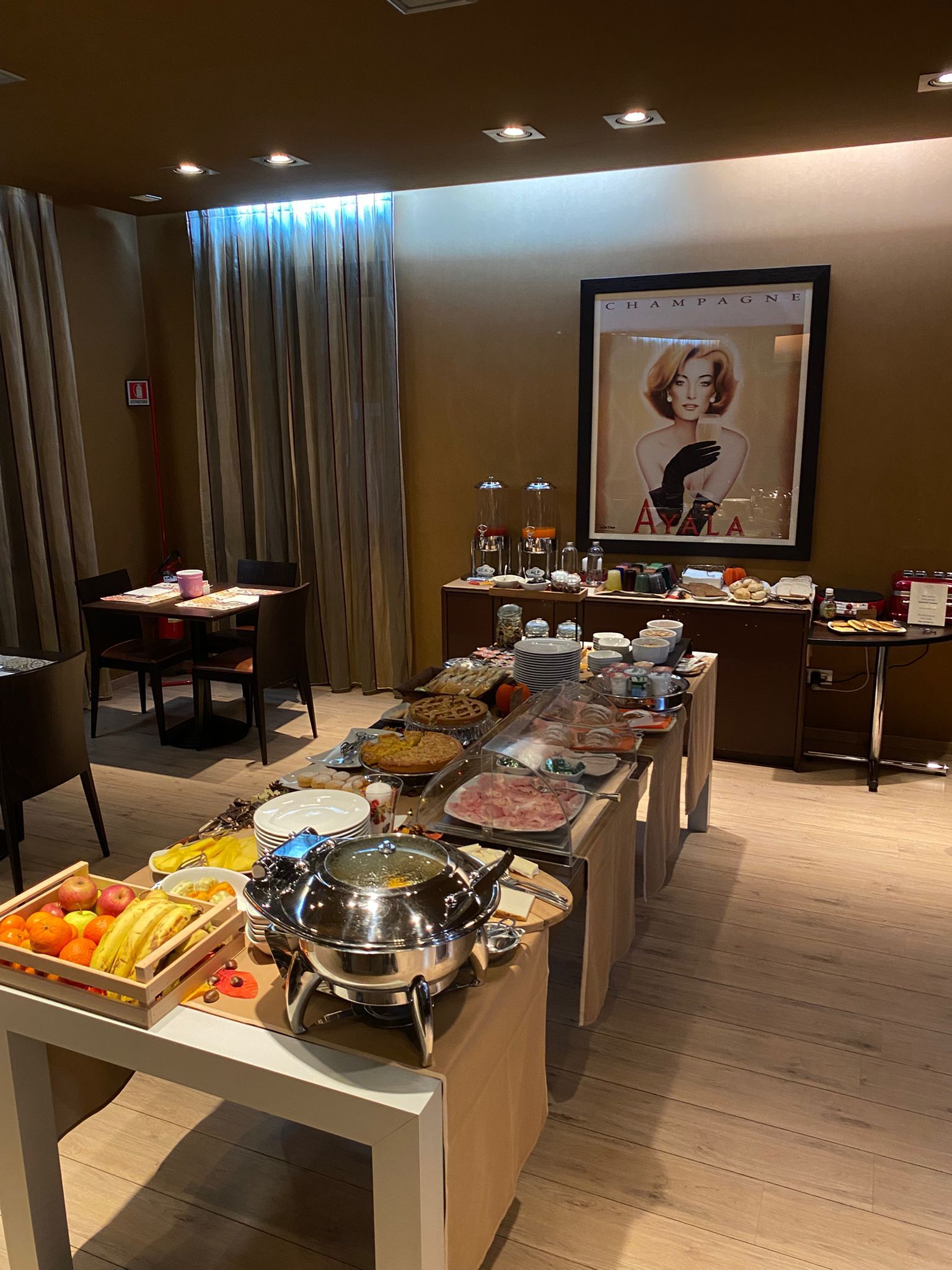 Un buffet proposant une variété de plats et une grande affiche encadrée accrochée au mur.