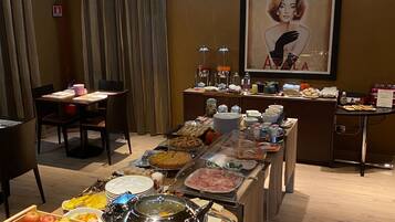 Un buffet proposant une variété de plats et une grande affiche encadrée accrochée au mur.
