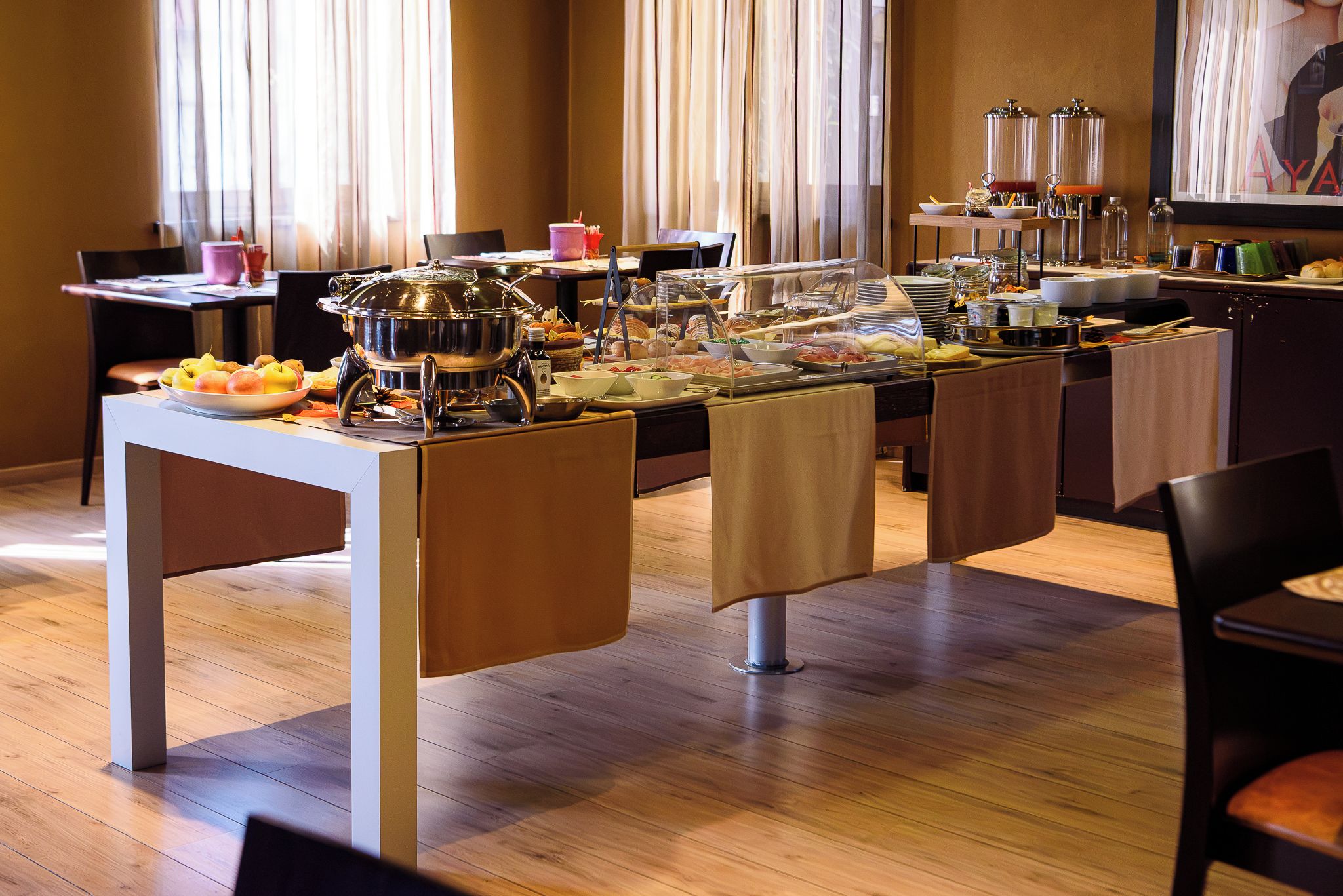 Ein reichhaltiges Buffet mit verschiedenen Speisen und einer Kaffeestation.