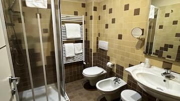 Chambre Classique | Salle de bain | Articles de toilette gratuits, sèche-cheveux