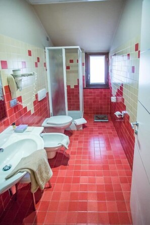 Superior Room, Courtyard View | Bathroom | Free toiletries, hair dryer