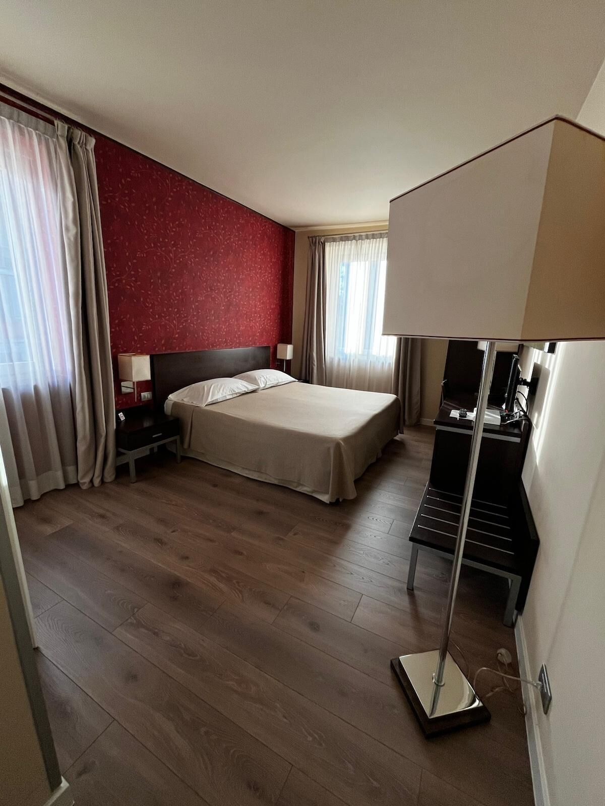 Classic Room | In-room safe, desk, laptop workspace, soundproofing